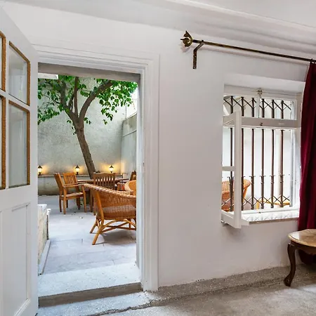Mansion With Lemon Tree * Esmirna